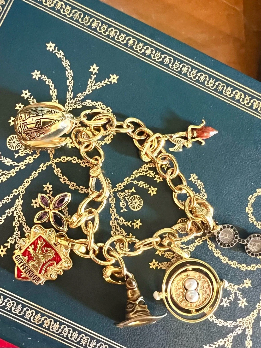Vintage 2004 My Noble Collection Harry Potter Gryffindor Hogwarts Charm Bracelet